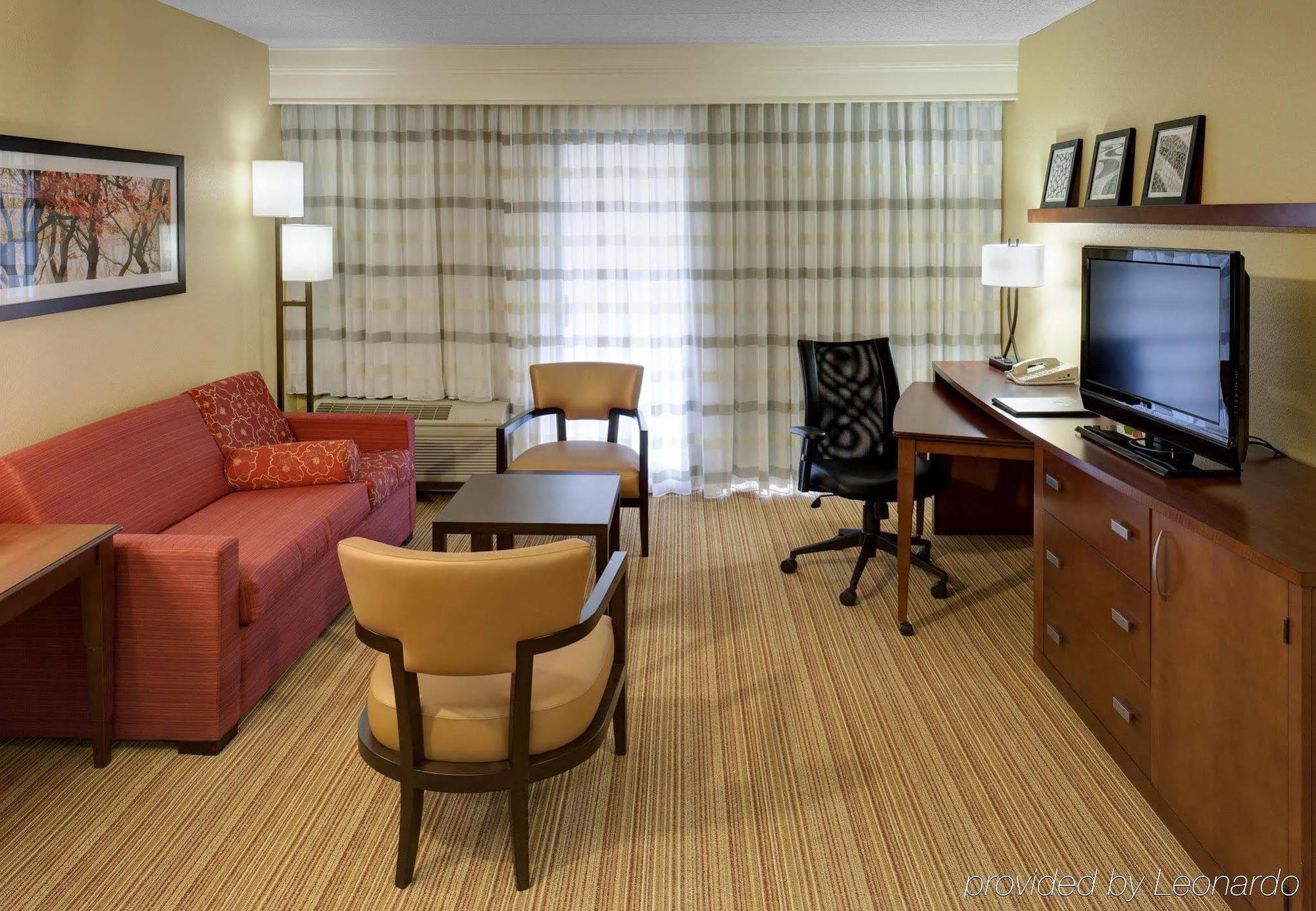 Courtyard Harrisonburg Otel Oda fotoğraf